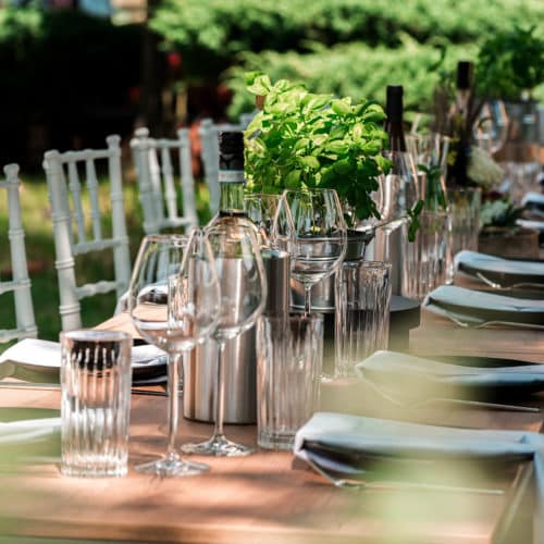 Outdoor Ansicht einer eingedeckten Tafel im hofeigenen Garten des Alten Fasslagers.