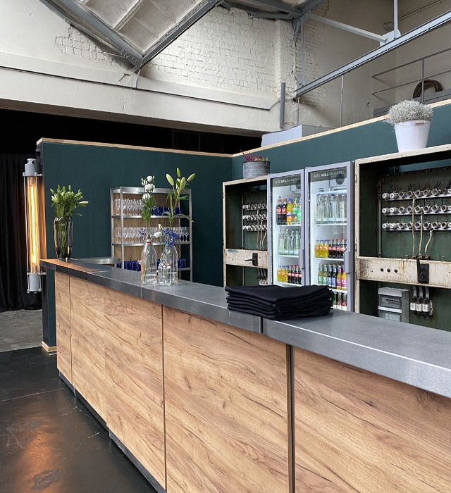 Die Bar unserer Eventlocation Leipzig, der Alten Wollkämmerei, wird hierbei Tageslicht gezeigt. Sie verleiht jedem Event einen modernen industriellen Charme.