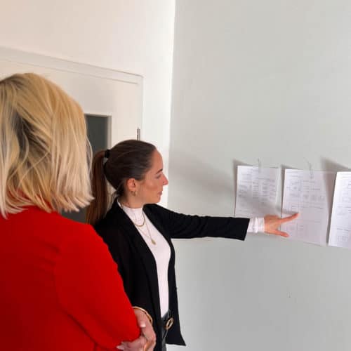 Eventmanagement lebt von einer akribischen Vorbereitung und Planung, wie auch hier bei der Besprechung zwischen Grafikerin und Projektmanagerin zu einem neuen Projekt.