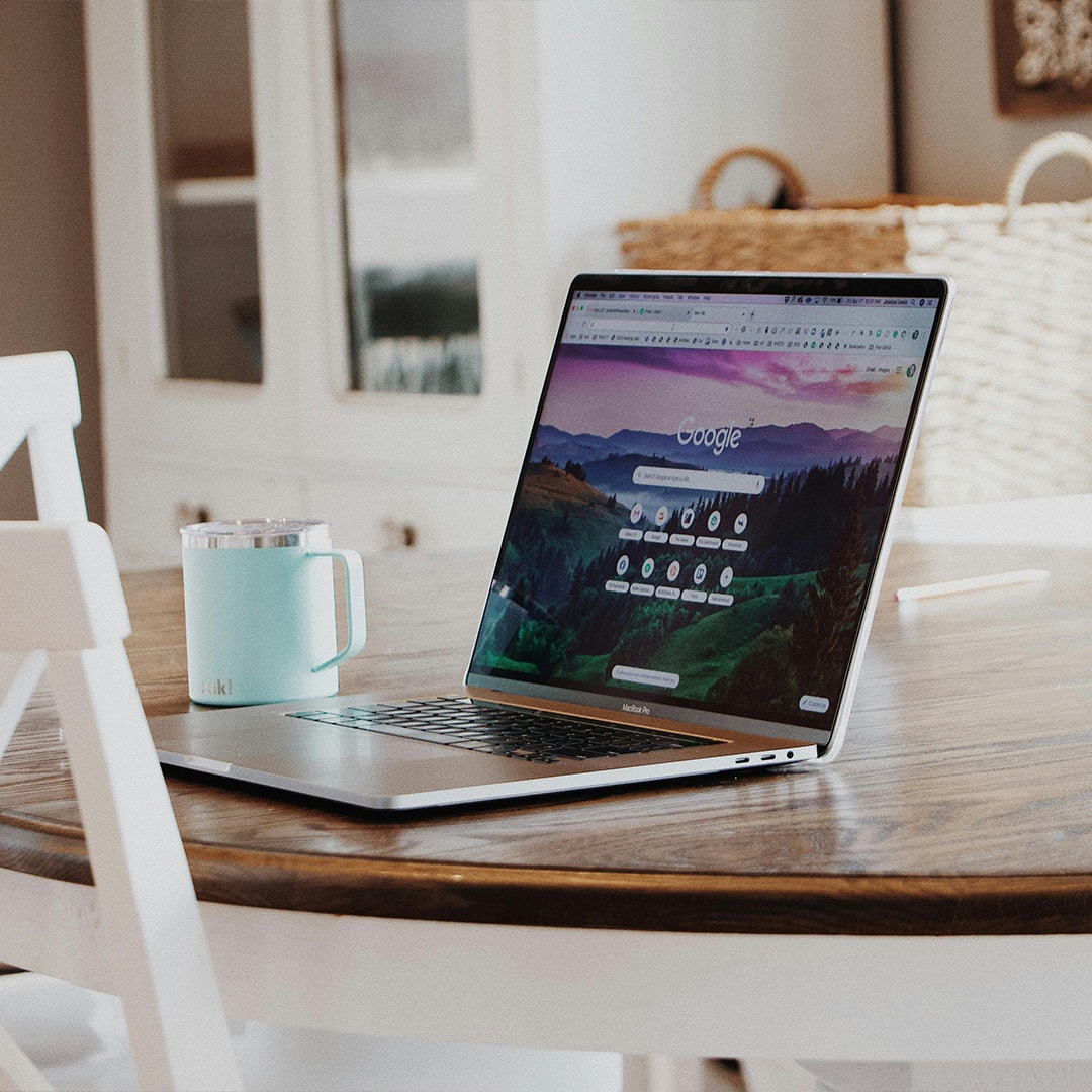 Aus dem Display eines Mac Books die Startseite des Google Browsers geöffnet.