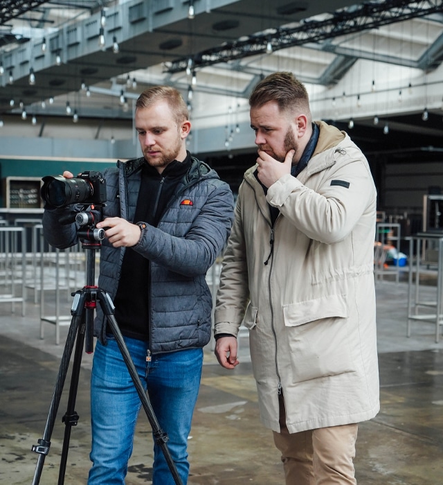 Geschäftsführer Patrick Moll bei einer Testaufnahme in der Alten Wollkämmerei Leipzig auf der Suche nach der richtigen Location für eine Videoproduktion.