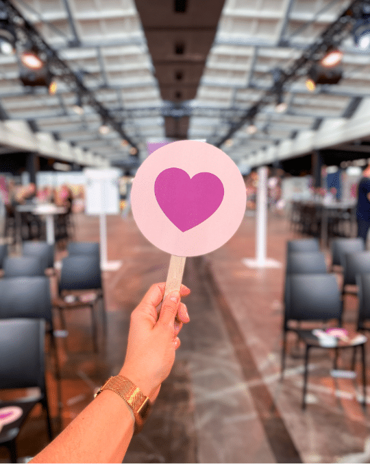 Bei uns steht ganzheitliches Marketing im Fokus. Detailverliebt wie hier bei der Bieterkelle mit einem Instagram Herz-Symbol auf einem Roadshow-Event.